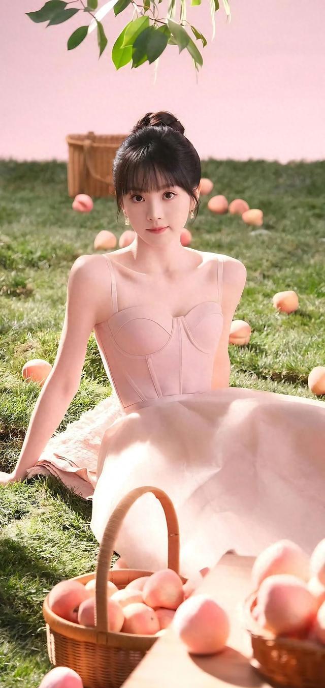 田曦薇甜笑写真