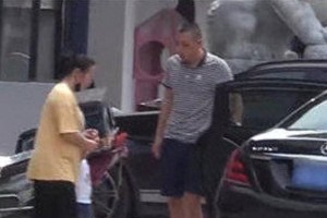 赵丽颖接儿子想想，3岁萌娃暴风抽高酷似冯绍峰
