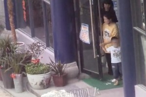 赵丽颖冯绍峰儿子想想横店团聚，3岁戴眼镜引关注