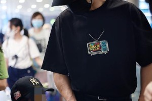 黄晓明带儿子小海绵现身机场，父子温馨同框
