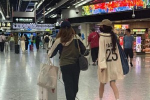 杨幂香港行引热议：深港通勤妈妈与小糯米近况