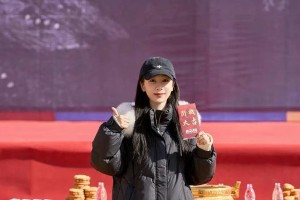 杨紫新剧《生命树》开机，羽绒服造型俏皮比耶