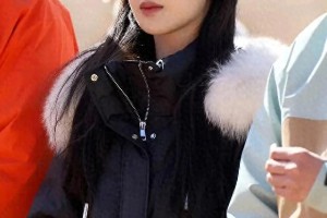 杨紫新剧开机羽绒服造型反差萌 活力互动甜笑吸睛