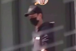 冯绍峰赵丽颖离婚后首同框 低调带娃就医显默契