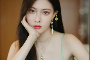 宋妍霏绿色吊带裙展现傣族风情，肌肤雪白吸睛