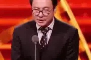 沈腾颁奖现场变脱口秀，灵魂拷问笑翻全场