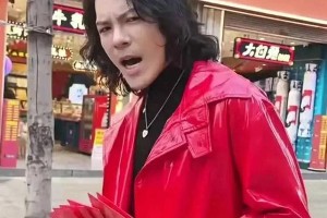 向佐上海街头派红包遭保安驱赶，粉丝围观引热议
