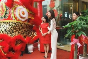 刘亦菲现身小县城商场引热议，腰臀比成焦点