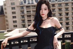 吴宣仪抹胸短裙造型火辣吸睛