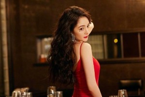 杨幂丝袜穿搭指南：冬季性感又时髦